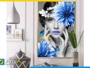 Tranh treo tường hình cô gái cài hoa xanh