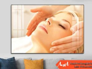 Tranh treo tường Spa cô gái massage mặt hiện đại AmiA 1604032024