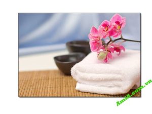 Tranh treo tường Spa cành hoa lan trên khăn tắm trắng Amia 0104112024