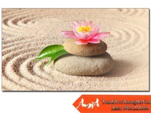 Tranh treo tường Spa đá với hoa trên nền cát đẹp AmiA 0704192024